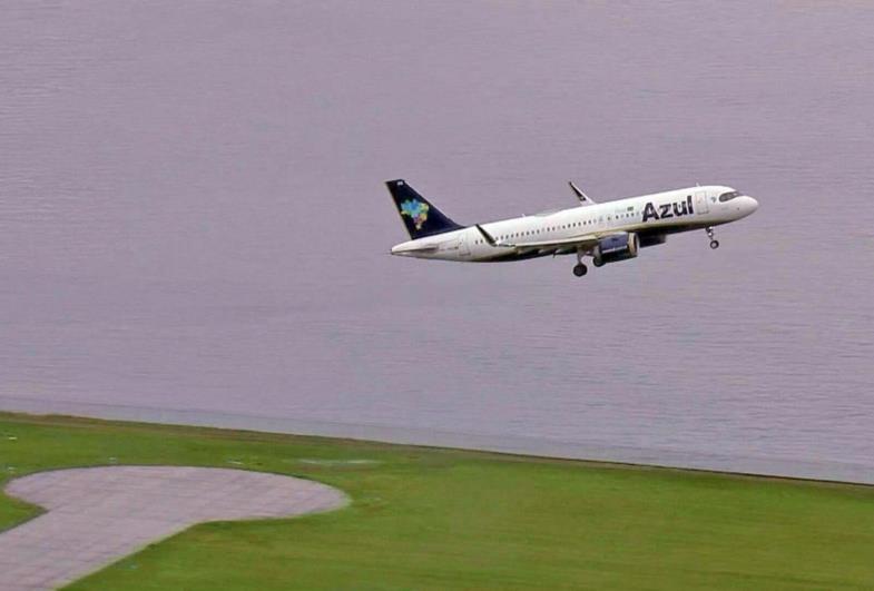 Anac autoriza Azul e Gol a voar com menos comissários em voos após avanço da ômicron impactar tripulações; Latam também pediu