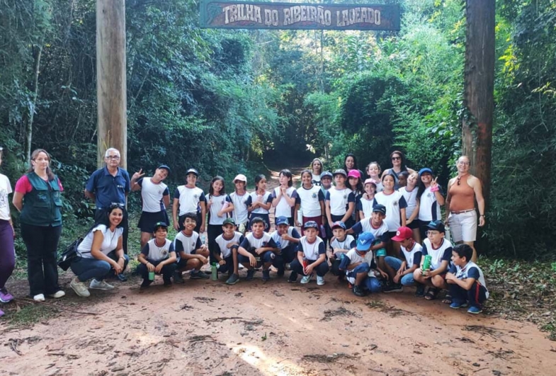 Alunos durante a visita à nascente do Rio Lajeado