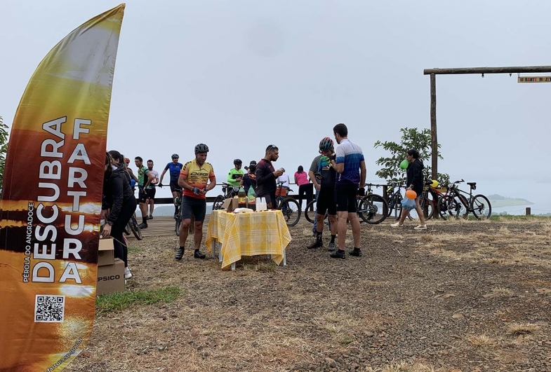 O trajeto e a chegada contaram com pontos de apoio aos ciclistas que realizaram o percurso