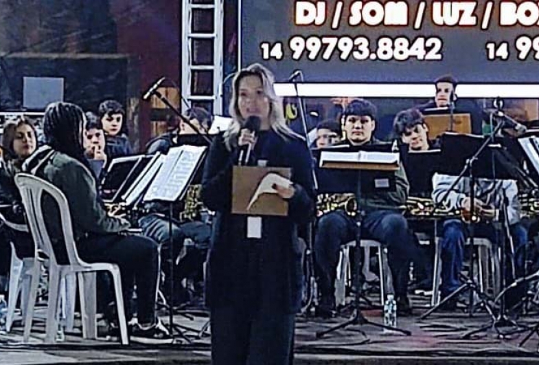 Daila Almeida, supervisora pedagógica, acompanha a orquestra na Feira da Lua