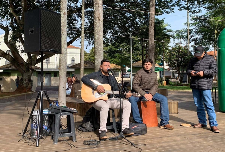 Bruno Henrique e Kauê animaram a feira de adoção com música ao vivo