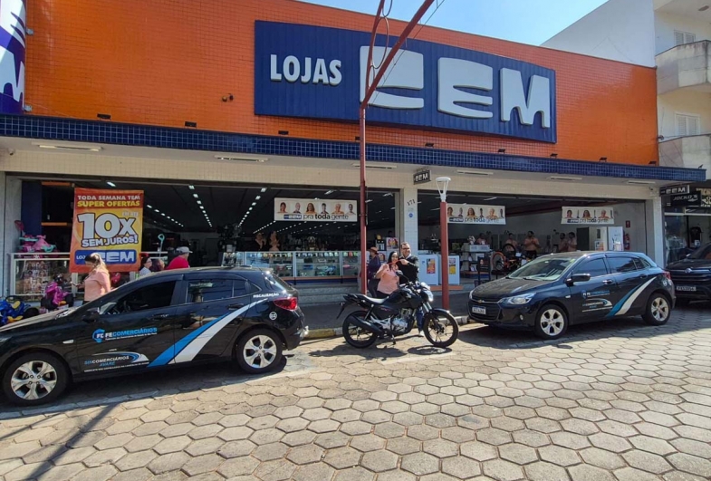 Flávio Zandoná e ganhadora da moto Aline de Souza em frente a Lojas Cem