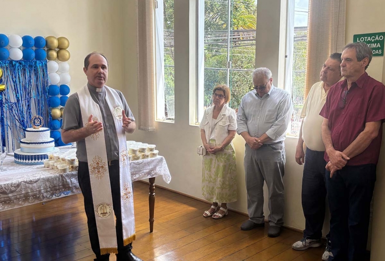 Padre Fernando, da Paróquia São Benedito, abençoou a diretoria, a equipe e associados da Associação Comercial de Avaré