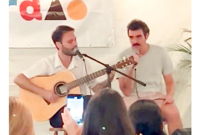 Paulo Novaes canta o primo Lucas Caram