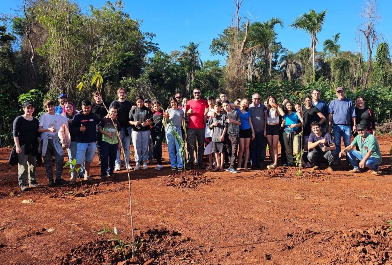 Ação contou com a participação dos alunos da Hézion Corrêa Custódio e integrou uma medida de compensação ambiental referente aos cortes de árvores realizados na Praça da Bíblia