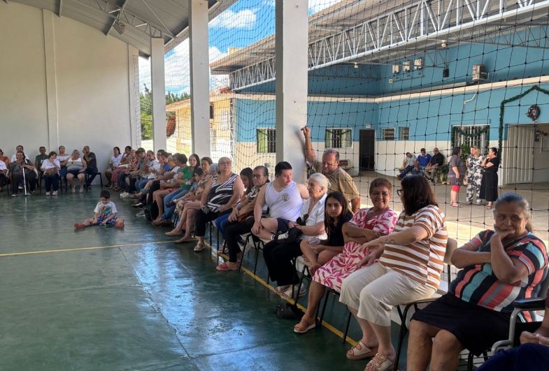 Público acompanha atentamente o desfile de moda reciclável,  valorizando cada criação sustentável apresentada na passarela