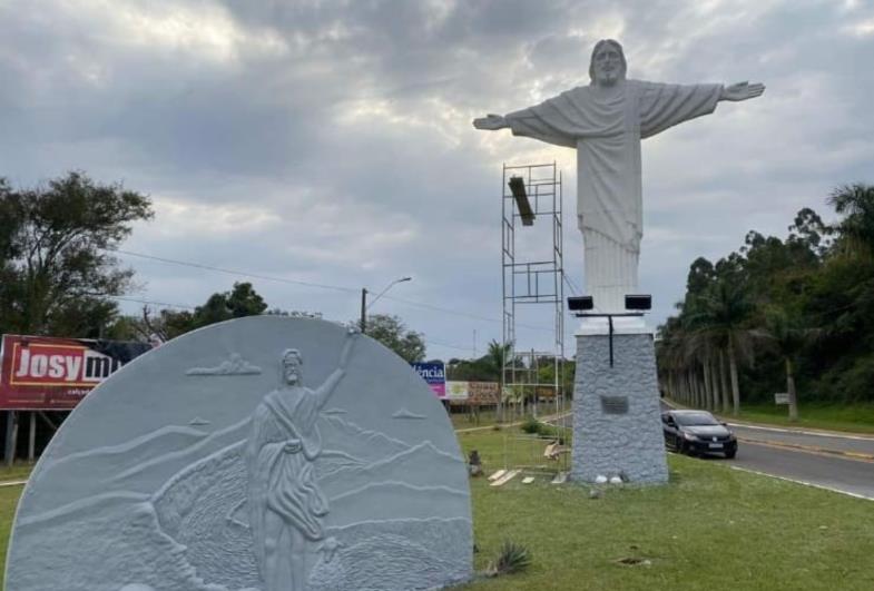 Prefeitura de Itaporanga realiza reparos e pintura no “Cristo” da cidade