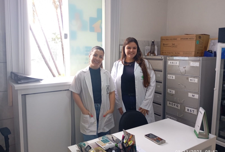 Técnica de enfermagem Adriellen e estagiária  de enfermagem