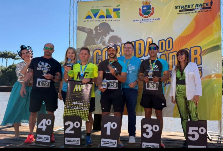 Artista Taty, primeira-dama Érica e prefeito Roberto Araujo com os ganhadores no pódio