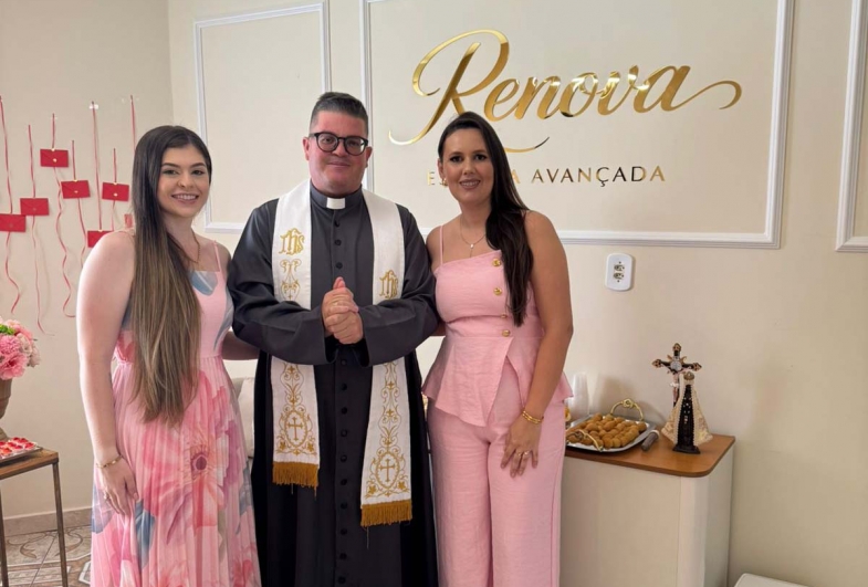 Gabriela e Luana junto ao padre Juliano
