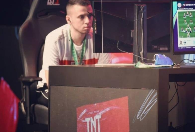Thiago Avaré conquista  Liga Masters PES 2021