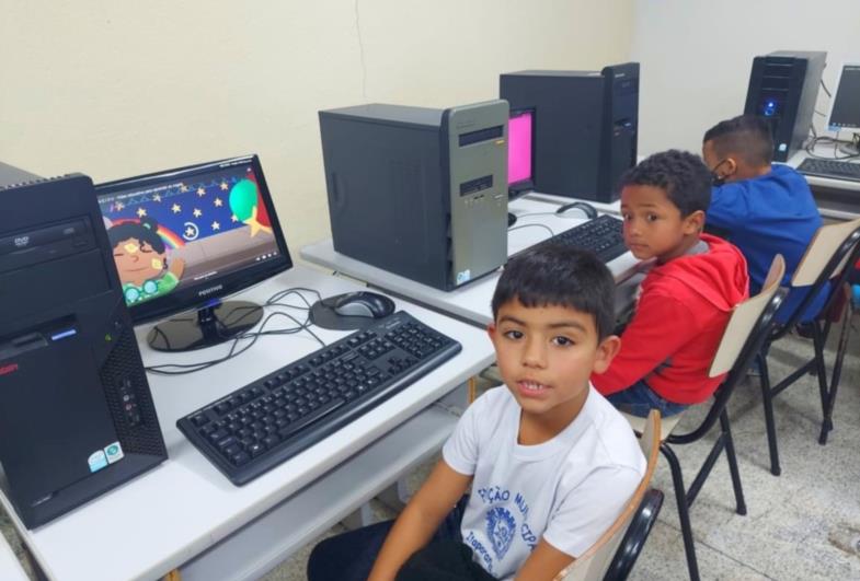 Prefeito Douglas investe em tecnologia nas escolas municipais