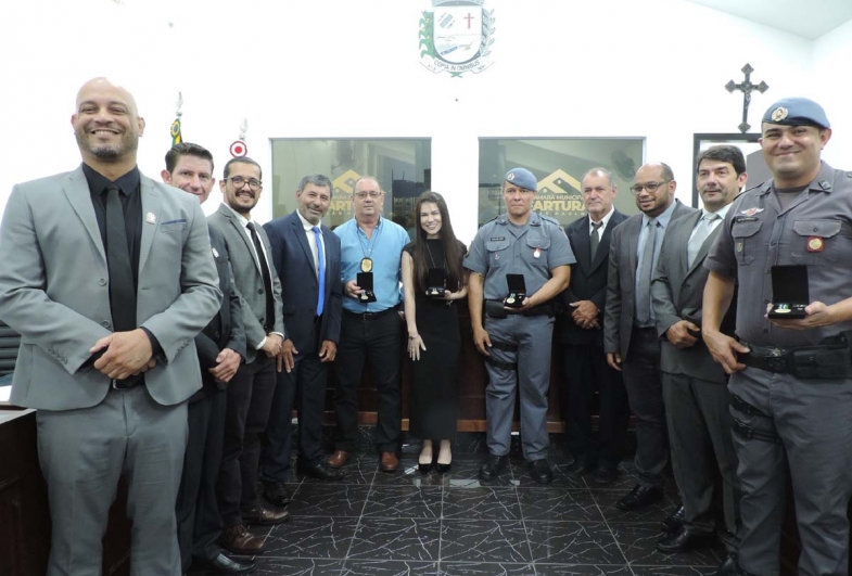 Policiais de Fartura são homenageados com a  Medalha de Reconhecimento Comunitário de Segurança