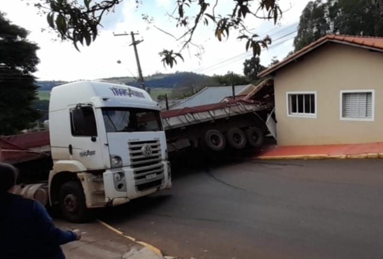 CARRETA PERDE FREIO E ATINGE CASA EM TEJUPÁ