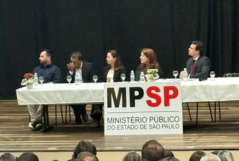 Mesa de autoridades que dirigiram o encontro