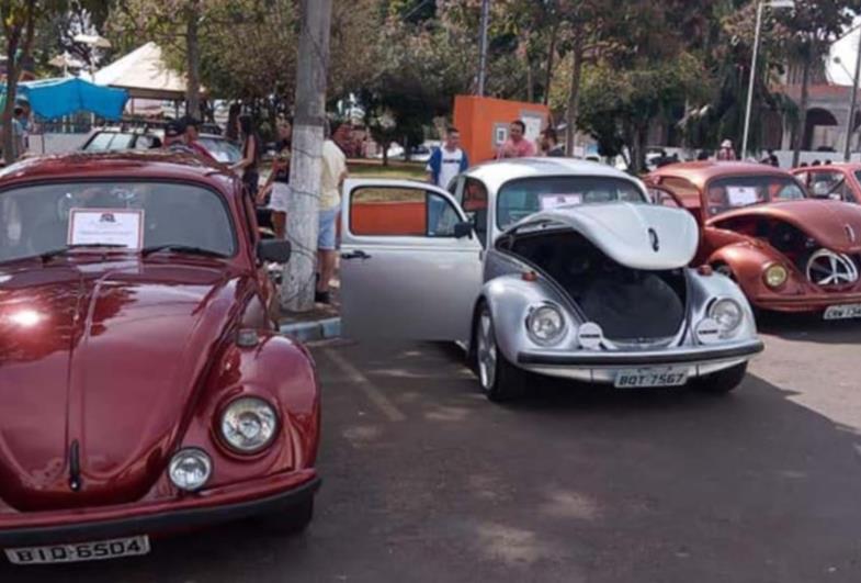 Exposição de carros antigos e 'Clube Rebaixados' movimentam