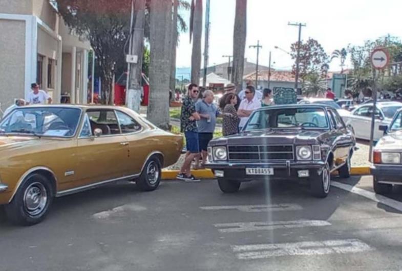 Exposição de carros antigos e 'Clube Rebaixados' movimentam