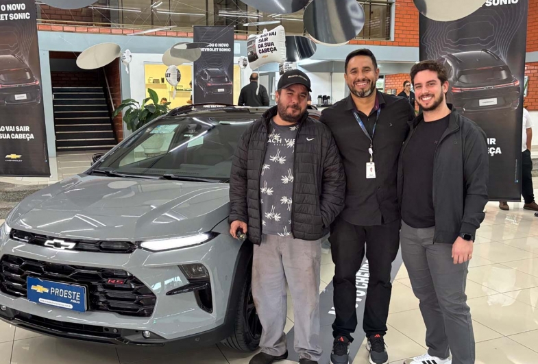 Alexandre, vendedor Paulo e Gabriel