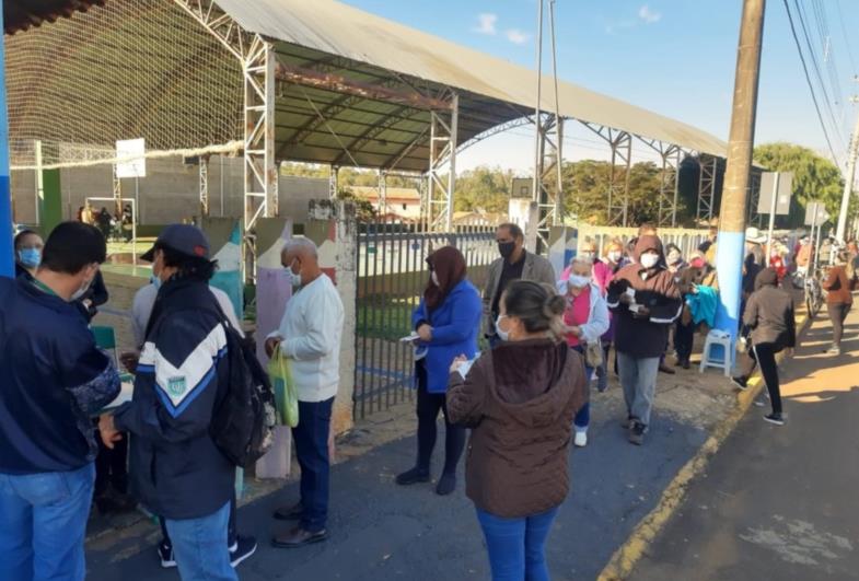 Munícipes fazem fila de madrugada para esperar vacina 