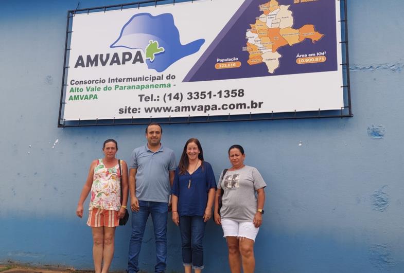 Integrantes da Cooperativa Recicla Taguaí participam de oficina da Amvapa
