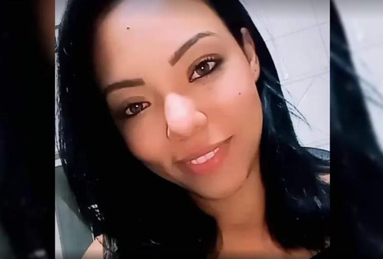 Mulher com medida protetiva morre ao ser atingida com cerca de 30 facadas pelo ex-companheiro