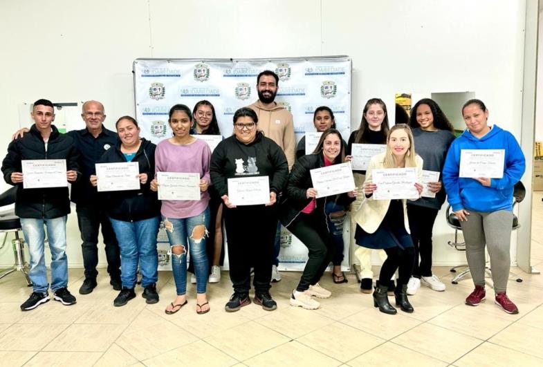 Formatura de 12 alunos marca conclusão de mais um Curso de Informática do Fundo Social