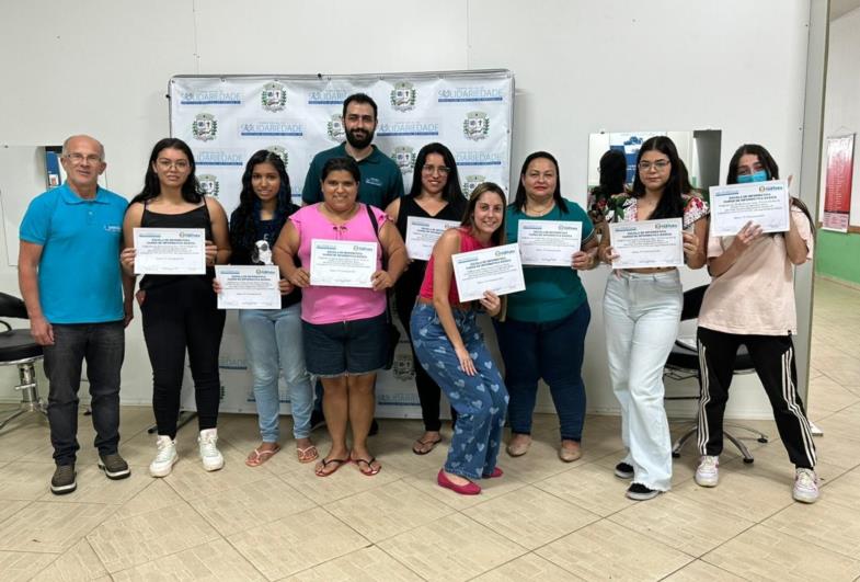 Formatura emocionante: 8 alunos concluem Curso de Informática Básica em Fartura