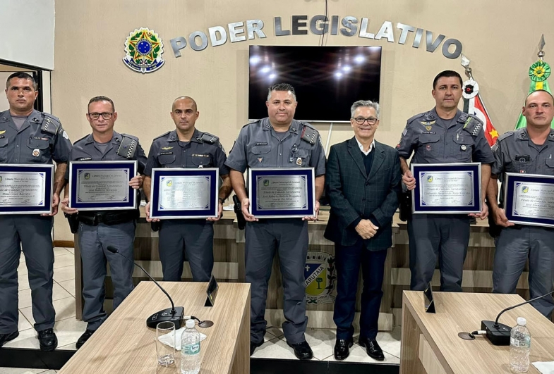 Sessão Solene de entrega de Títulos de Cidadão  Sarutaiense aos policiais militares que atuam no município 