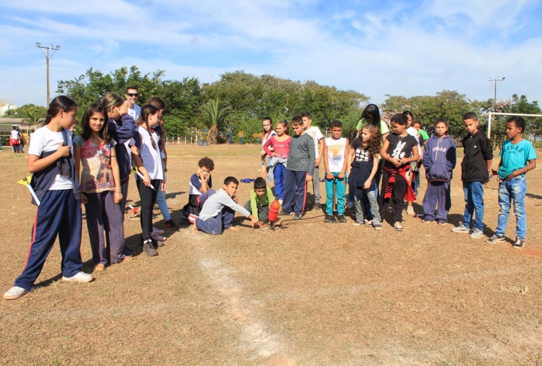 Foguetes construídos por alunos são lançados no Campo Municipal de Avaré