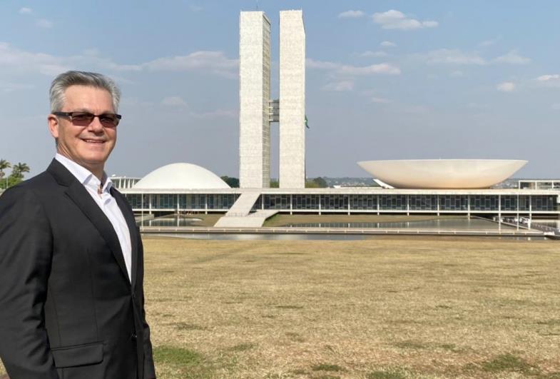 Prefeito Isnar viaja a Brasília em busca de verbas para Sarutaiá