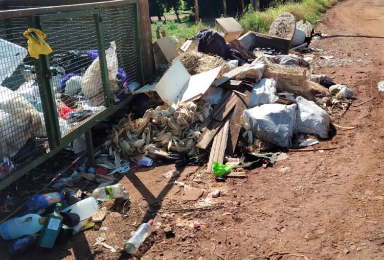 Moradores flagram descarte irregular em lixeiras próximas à zona urbana