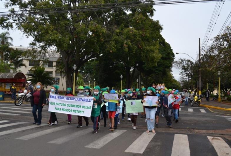 Dia Mundial do Meio Ambiente é celebrado com passeata em Avaré