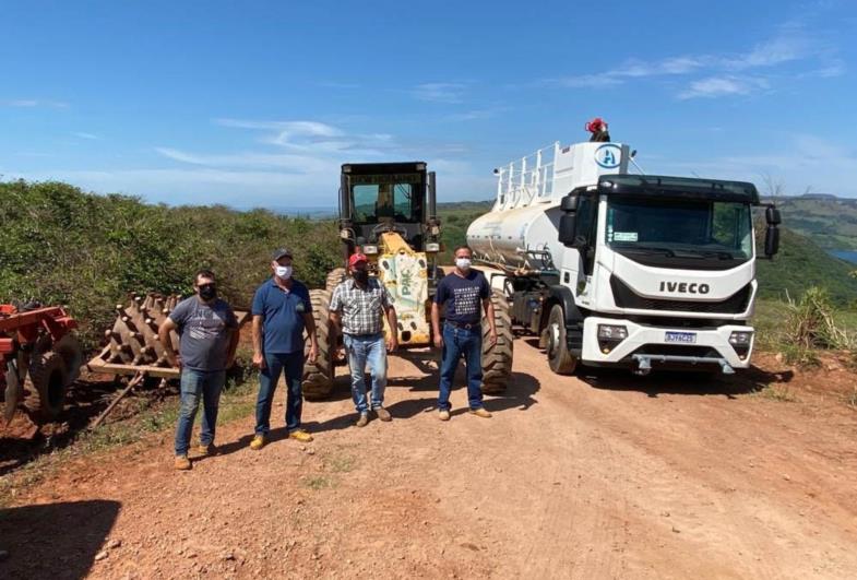 Prefeitura recupera estradas rurais no município de Timburi 