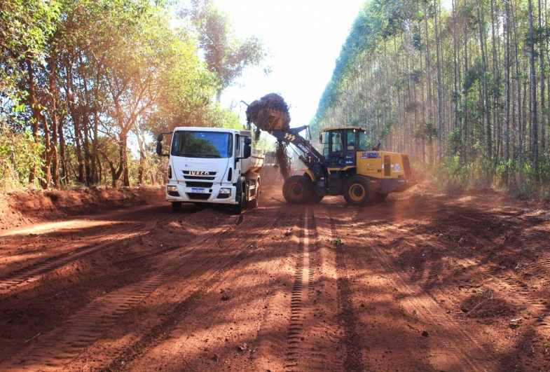 Estrada rural na Ponte Alta é alargada pela Prefeitura de Avaré