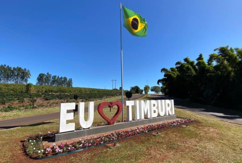 Prefeitura realiza implantação de jardinagem em Timburi