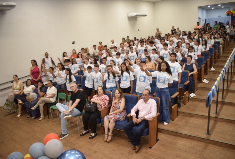 Emoção marca formatura dos alunos da Escola Miguel de Góes Vieira 