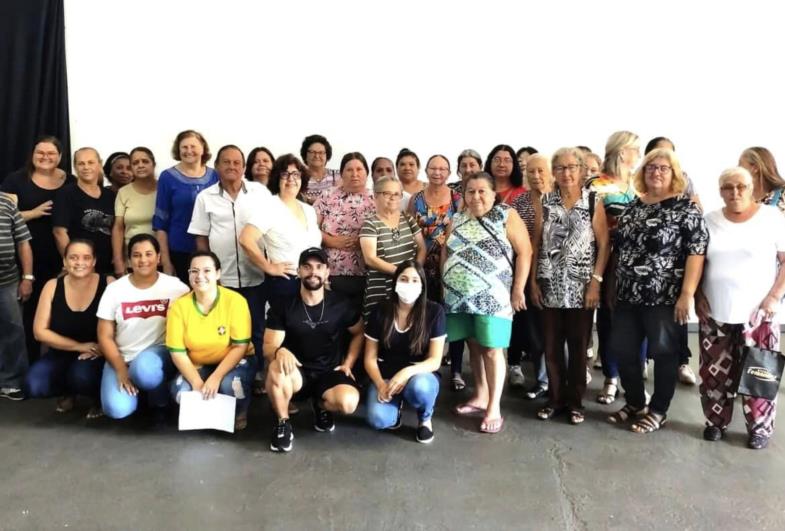 Educador físico Dinho Borges destaca a importância da alimentação  saudável em palestra para grupo  do Hiperdia em Timburi 