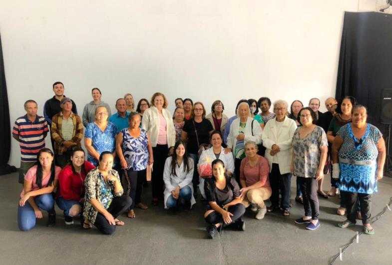 Palestra sobre a importância da atividade física com a  fisioterapeuta Clarice Bueno para o grupo dos Hiperdias de Timburi