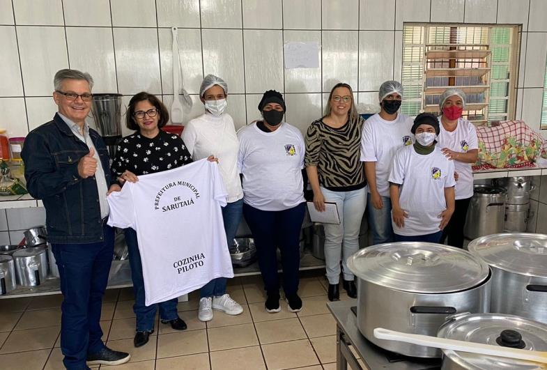 Prefeitura entrega camisetas aos funcionários da educação