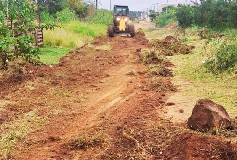 Máquina trabalha no nivelamento em uma verdadeira força-tarefa próximo há linha