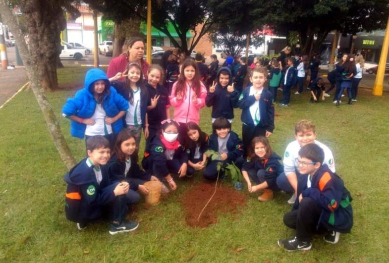 Primavera é celebrada com plantio de árvores em praças de Avaré