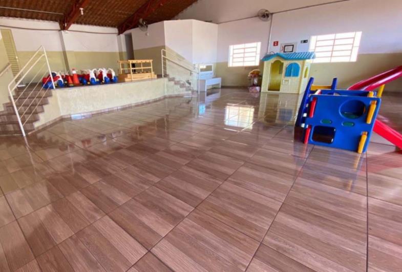 Escola do ensino infantil conta com novo piso em Sarutaiá 