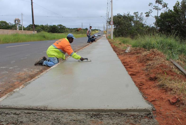 Calçada com quase 200 metros  é construída na Villa Jatobá