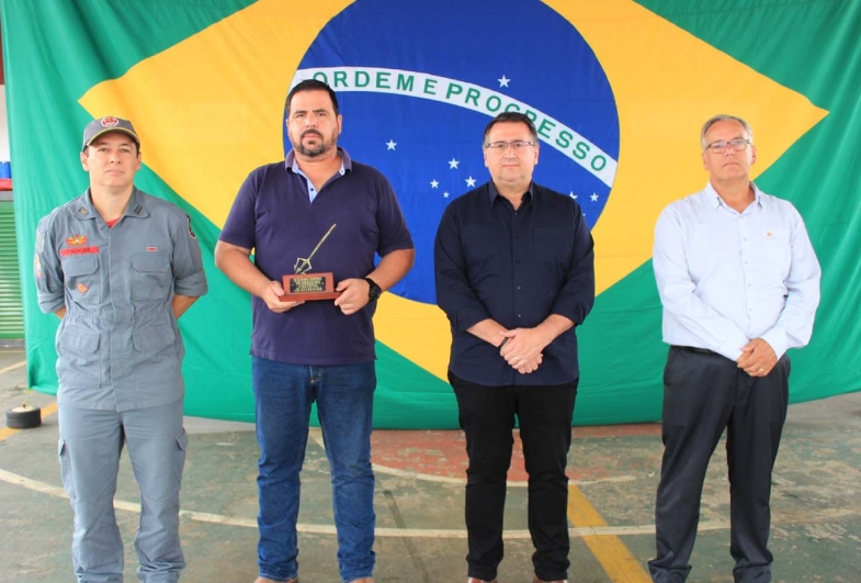 Prefeito Jô Silvestre faz entrega oficial de equipamentos ao Corpo de Bombeiros