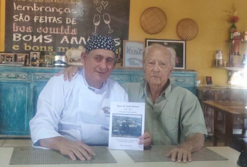 Prefeito Aroldo Caetano recebe visita ilustre e  ganha livro histórico sobre Águas de Santa Bárbara