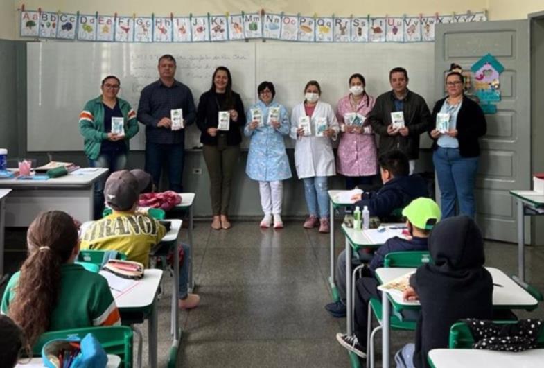 Timburi entrega Kit de saúde bucal aos alunos do fundamental