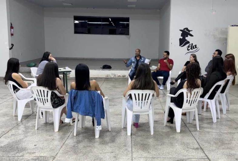 Garotas se preparam para o baile de escolha da Rainha Fespinga 