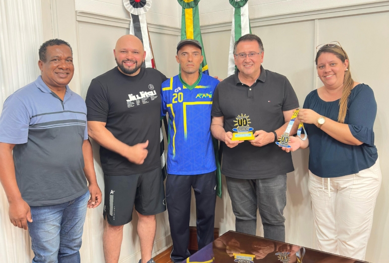 Secretário Carlos Bagaceira, Ricardo Araujo, Caveira, prefeito Roberto e vereadora Ana Paula