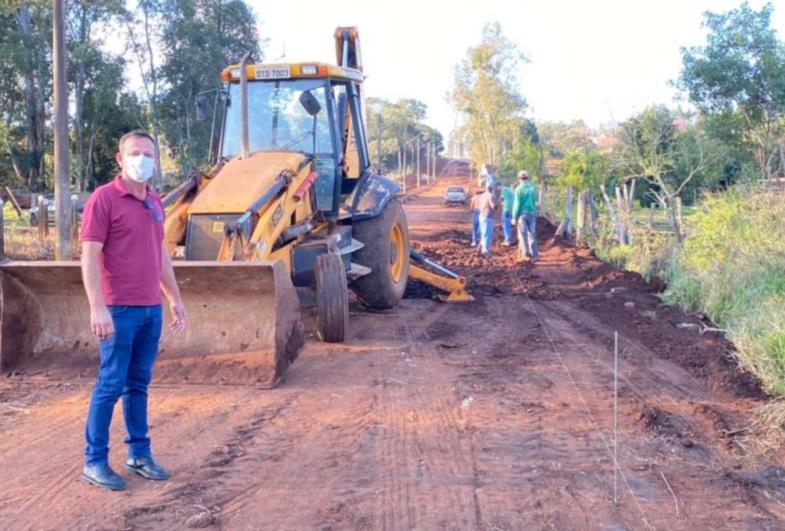 Prosseguem as obras de guias a sarjetas na Rua Aarão Freitas de Andrade em Sarutaiá