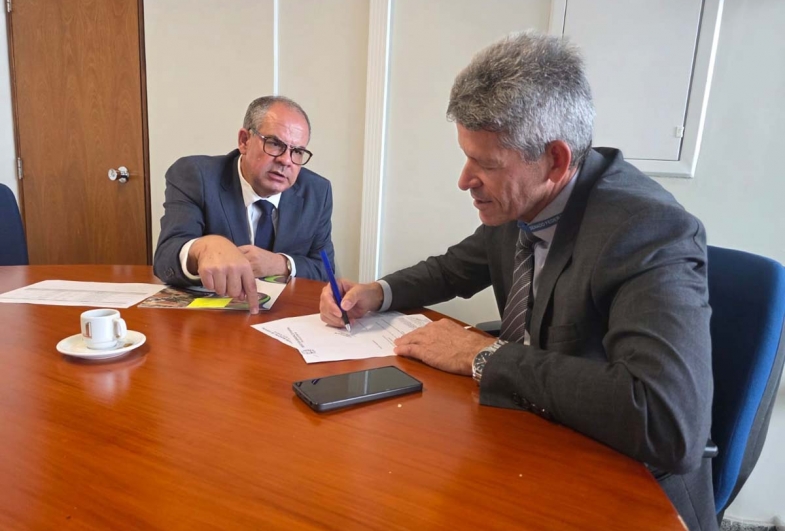 Prefeito Marcão do Haras no gabinete da senadora Mara Gabrilliu, ao lado do assessor parlamentar Wilson